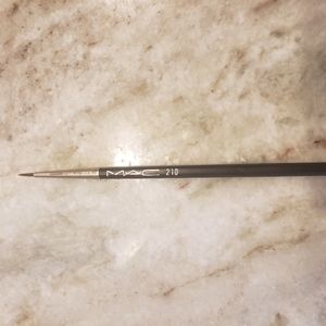MAC 210 Precision Detail Brush